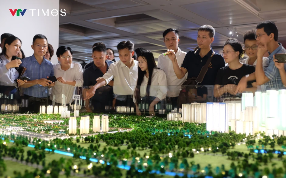 Hàng nghìn người dân xếp hàng tham quan Quy hoạch Thủ đô Hà Nội tầm nhìn 100 năm Hàng nghìn người dân xếp hàng tham quan Quy hoạch Thủ đô Hà Nội tầm nhìn 100 năm