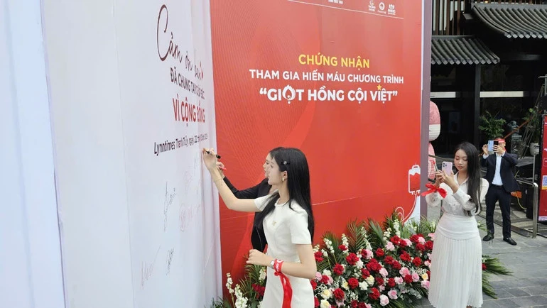 Hàng nghìn người tham gia chương trình “Giọt hồng cội Việt” năm 2026 tại Phú Thọ Hàng nghìn người tham gia chương trình “Giọt hồng cội Việt” năm 2026 tại Phú Thọ