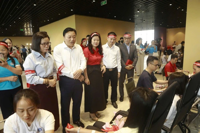 Hàng nghìn người tham gia chương trình “Giọt hồng cội Việt” năm 2026 tại Phú Thọ Hàng nghìn người tham gia chương trình “Giọt hồng cội Việt” năm 2026 tại Phú Thọ