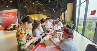 Hàng nghìn người tham gia chương trình “Giọt hồng cội Việt” năm 2026 tại Phú Thọ