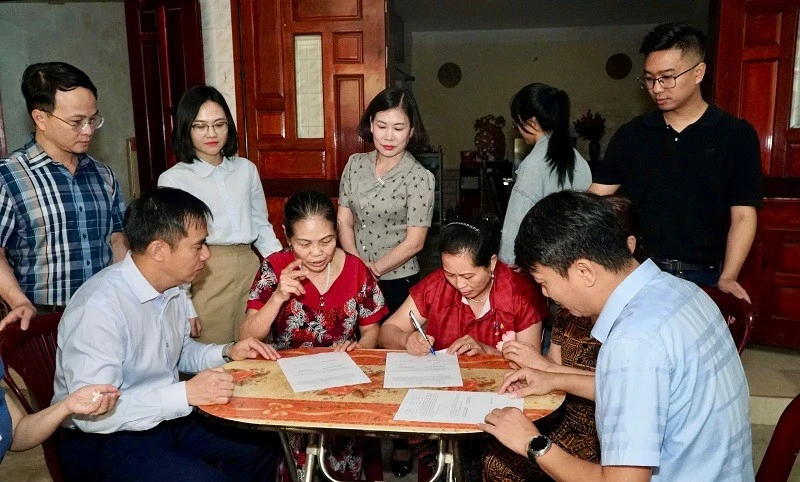 Hàng trăm dân quân, cán bộ, viên chức phường Điện Biên Phủ hỗ trợ nhân dân di chuyển, bàn giao mặt bằng tại dự án trọng điểm Hàng trăm dân quân, cán bộ, viên chức phường Điện Biên Phủ hỗ trợ nhân dân di chuyển, bàn giao mặt bằng tại dự án trọng điểm
