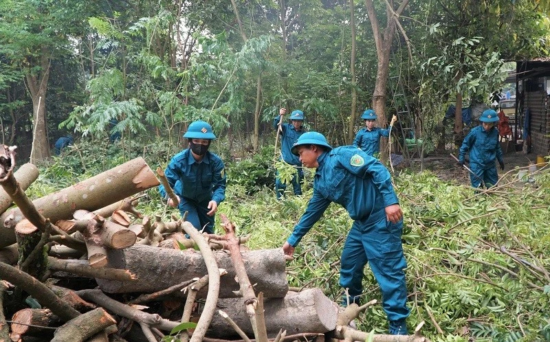 Hàng trăm dân quân, cán bộ, viên chức phường Điện Biên Phủ hỗ trợ nhân dân di chuyển, bàn giao mặt bằng tại dự án trọng điểm Hàng trăm dân quân, cán bộ, viên chức phường Điện Biên Phủ hỗ trợ nhân dân di chuyển, bàn giao mặt bằng tại dự án trọng điểm