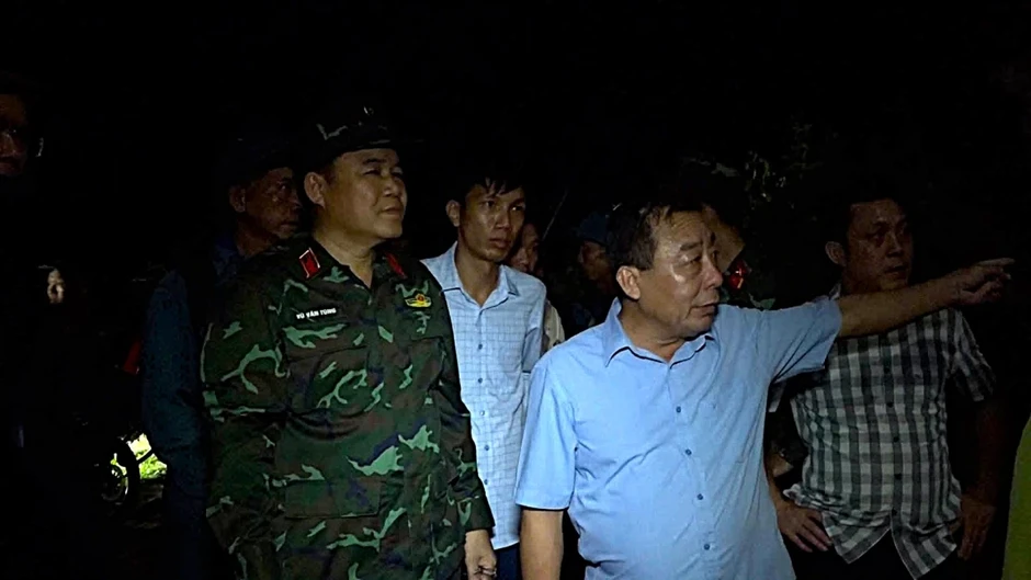 Hàng trăm người xuyên đêm dập lửa cứu rừng ở Nghệ An