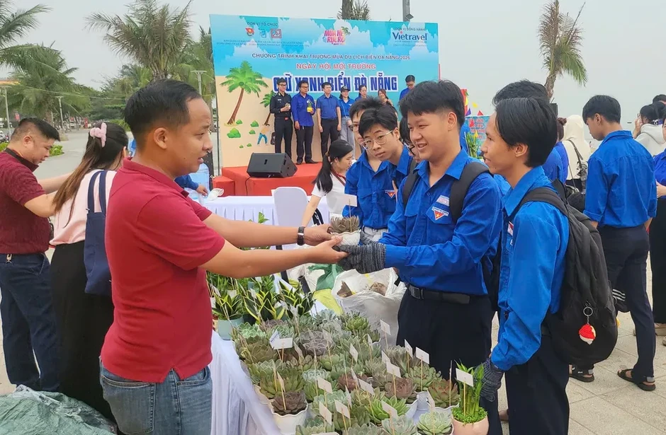 Hàng trăm tình nguyện viên chung tay làm sạch bờ biển Đà Nẵng Hàng trăm tình nguyện viên chung tay làm sạch bờ biển Đà Nẵng