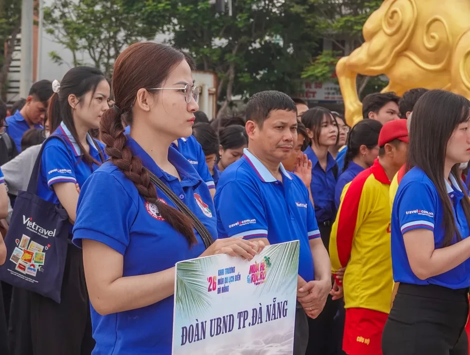 Hàng trăm tình nguyện viên chung tay làm sạch bờ biển Đà Nẵng Hàng trăm tình nguyện viên chung tay làm sạch bờ biển Đà Nẵng