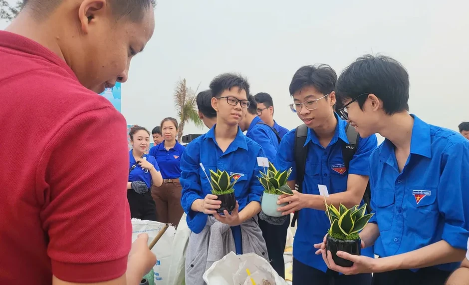 Hàng trăm tình nguyện viên chung tay làm sạch bờ biển Đà Nẵng Hàng trăm tình nguyện viên chung tay làm sạch bờ biển Đà Nẵng