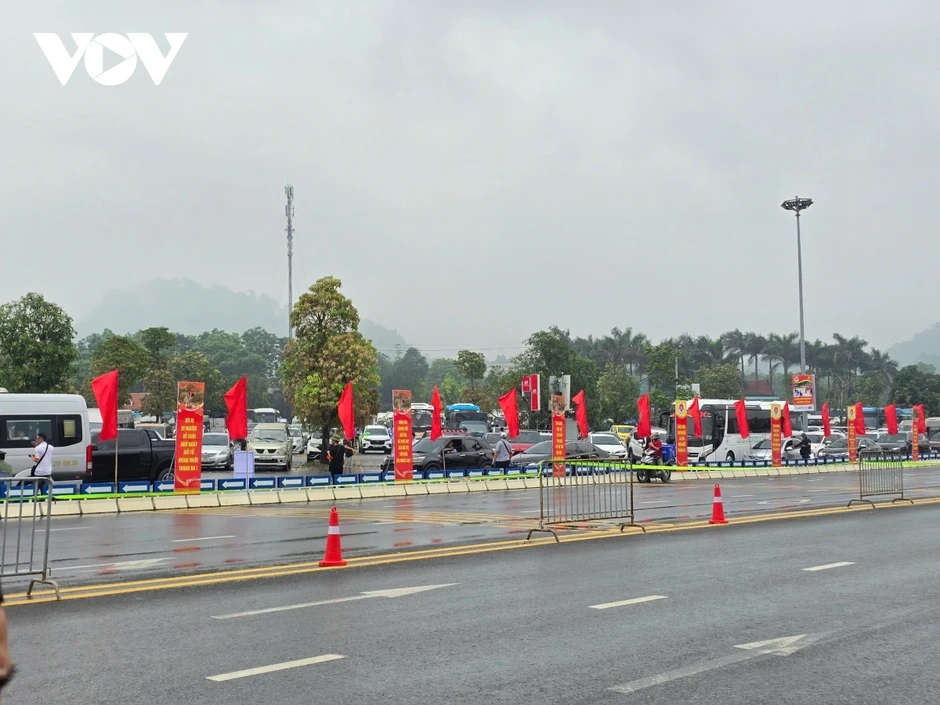 Hàng vạn du khách đổ về Đền Hùng, CSGT Phú Thọ sẵn sàng điều tiết giao thông Hàng vạn du khách đổ về Đền Hùng, CSGT Phú Thọ sẵn sàng điều tiết giao thông