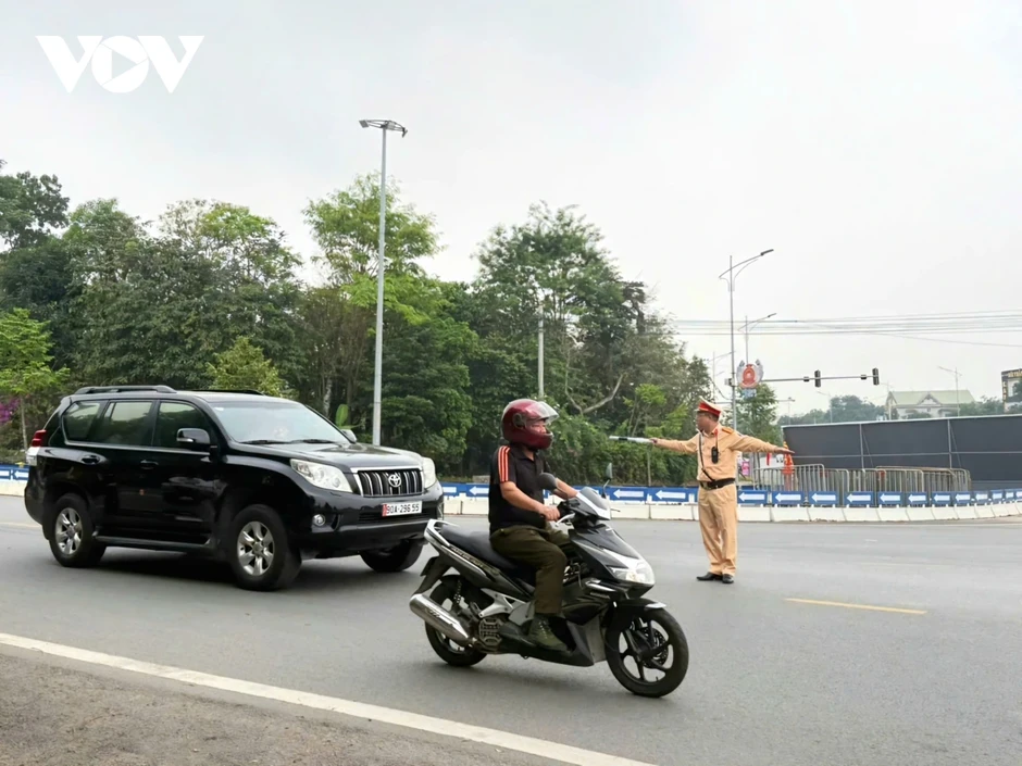Hàng vạn du khách đổ về Đền Hùng, CSGT Phú Thọ sẵn sàng điều tiết giao thông Hàng vạn du khách đổ về Đền Hùng, CSGT Phú Thọ sẵn sàng điều tiết giao thông
