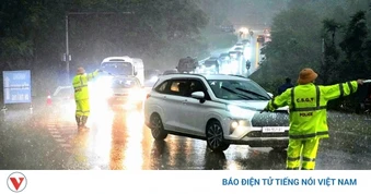 Hàng vạn du khách đổ về Đền Hùng, CSGT Phú Thọ sẵn sàng điều tiết giao thông