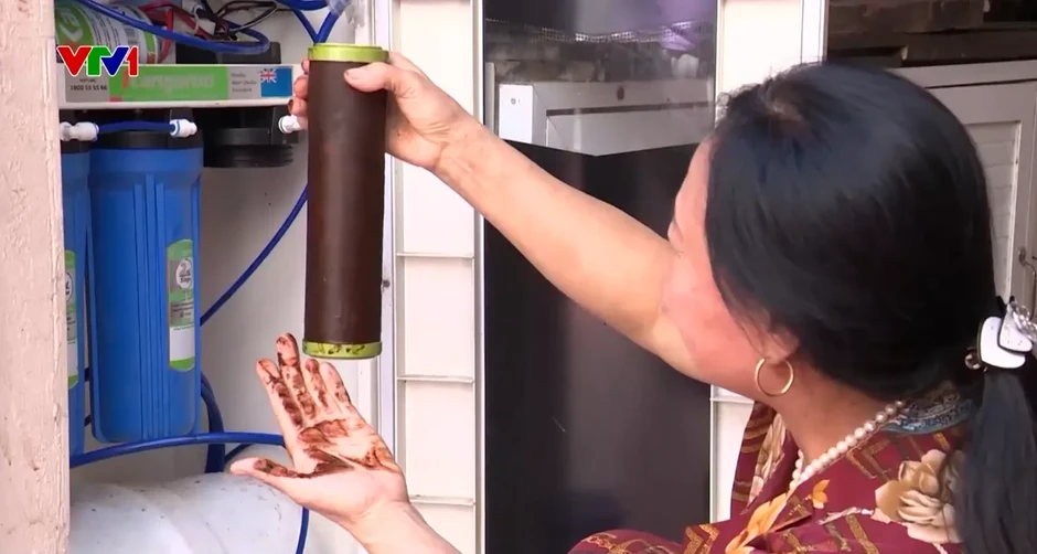 Hàng vạn người dân xã Tây Phương (Hà Nội) dùng “nước sạch” có màu vàng đục, nhiều cặn bẩn