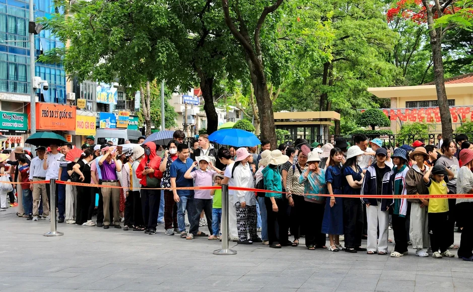 Hàng vạn người dân xếp hàng vào Lăng viếng Chủ tịch Hồ Chí Minh Hàng vạn người dân xếp hàng vào Lăng viếng Chủ tịch Hồ Chí Minh