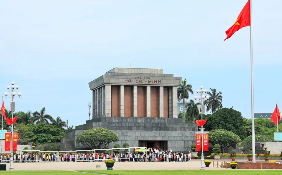 Hàng vạn người dân xếp hàng vào Lăng viếng Chủ tịch Hồ Chí Minh Hàng vạn người dân xếp hàng vào Lăng viếng Chủ tịch Hồ Chí Minh