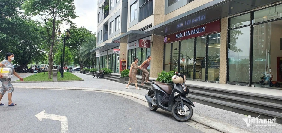 Hàng xóm kể phút phát hiện nam thanh niên tử vong trong căn hộ chung cư ở Hà Nội