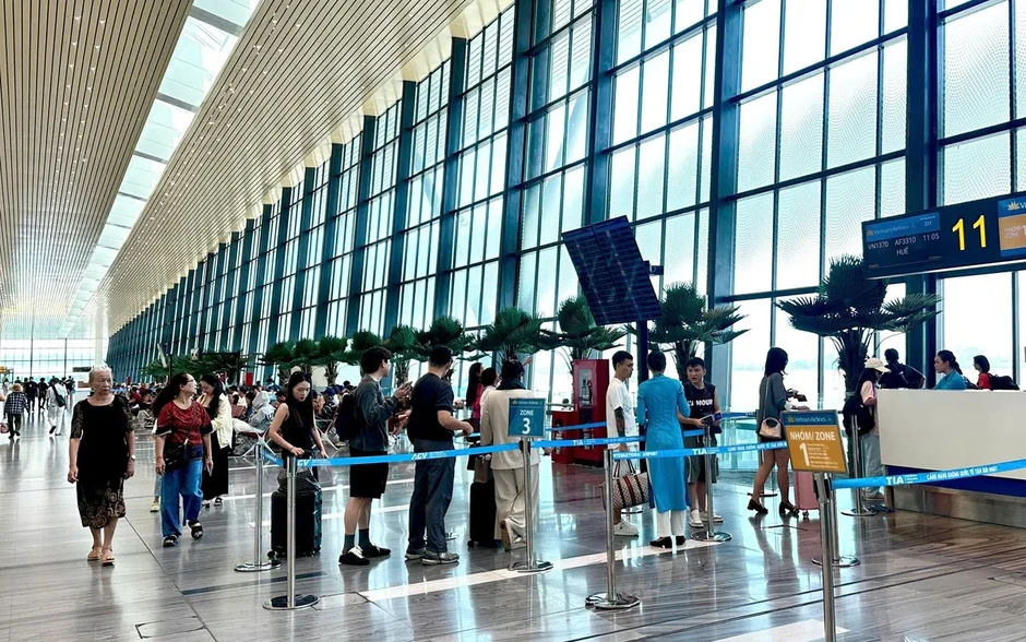 Hành khách tại sân bay Tân Sơn Nhất tăng gần 24% ngày cuối kỳ nghỉ lễ Hành khách tại sân bay Tân Sơn Nhất tăng gần 24% ngày cuối kỳ nghỉ lễ