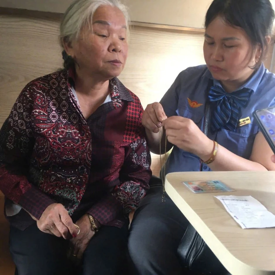 Hạnh phúc vỡ òa của hành khách lớn tuổi khi nhận lại kỷ vật từ tay nữ tiếp viên đường sắt Hạnh phúc vỡ òa của hành khách lớn tuổi khi nhận lại kỷ vật từ tay nữ tiếp viên đường sắt