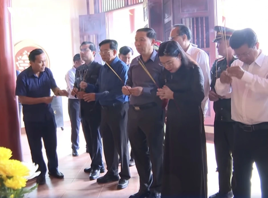 Hành trình đưa hài cốt các anh hùng liệt sĩ hy sinh tại Lào về quê hương Hà Tĩnh Hành trình đưa hài cốt các anh hùng liệt sĩ hy sinh tại Lào về quê hương Hà Tĩnh