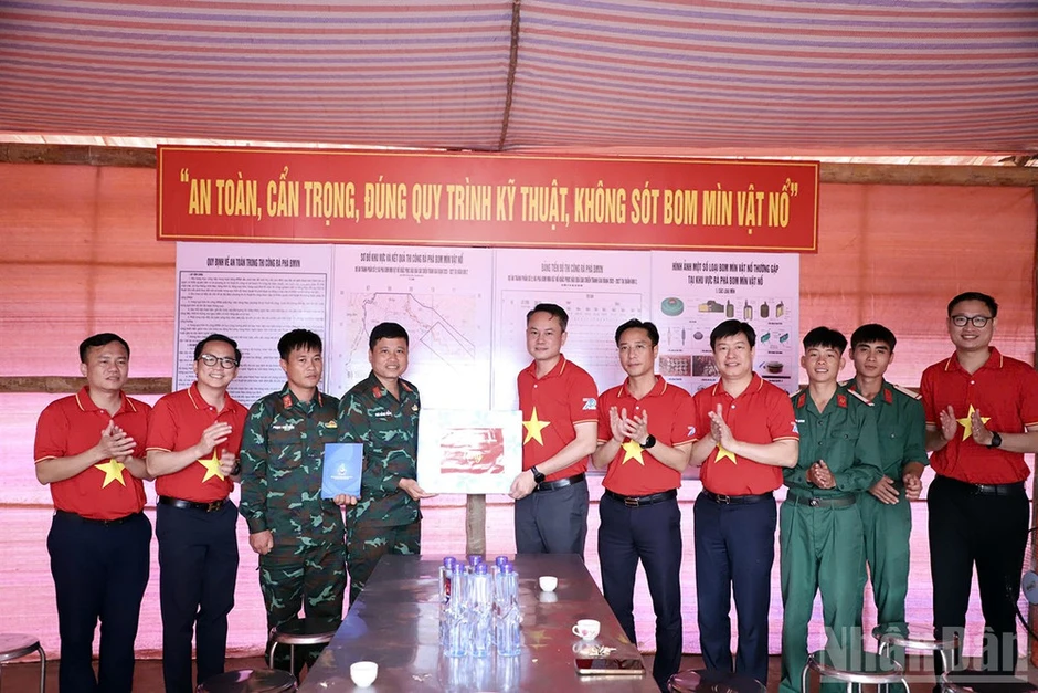 Hành trình "Tôi yêu Tổ quốc tôi" đến với cán bộ, chiến sĩ rà phá bom mìn Điện Biên Hành trình "Tôi yêu Tổ quốc tôi" đến với cán bộ, chiến sĩ rà phá bom mìn Điện Biên