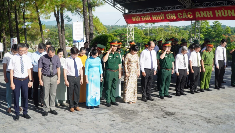 Hành trình tìm lại tên cho những người đã ngã xuống vì Tổ quốc Hành trình tìm lại tên cho những người đã ngã xuống vì Tổ quốc