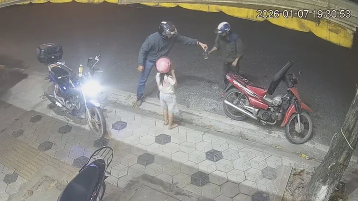 Hát hò mở loa 'tra tấn' hàng xóm ầm ĩ, rồi hỏi tình làng nghĩa xóm ở đâu?! Hát hò mở loa 'tra tấn' hàng xóm ầm ĩ, rồi hỏi tình làng nghĩa xóm ở đâu?!