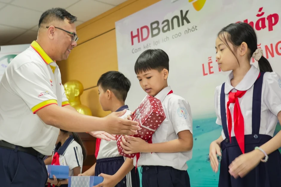HDBank trao 27 tỷ đồng hưởng ứng Tháng Nhân đạo 2026 HDBank trao 27 tỷ đồng hưởng ứng Tháng Nhân đạo 2026