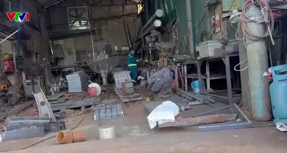 Hiểm họa cháy nổ từ những nhà xưởng trái phép giữa khu dân cư Hà Nội Hiểm họa cháy nổ từ những nhà xưởng trái phép giữa khu dân cư Hà Nội