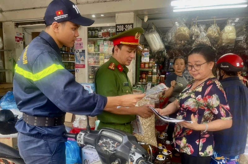 Hiểm hoạ cháy từ những căn nhà vừa ở vừa kinh doanh, bịt lối thoát Hiểm hoạ cháy từ những căn nhà vừa ở vừa kinh doanh, bịt lối thoát