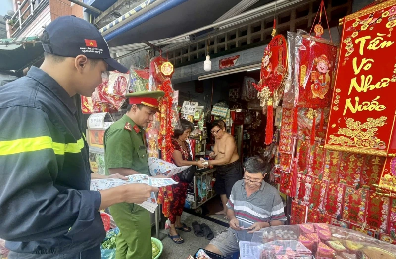 Hiểm hoạ cháy từ những căn nhà vừa ở vừa kinh doanh, bịt lối thoát Hiểm hoạ cháy từ những căn nhà vừa ở vừa kinh doanh, bịt lối thoát