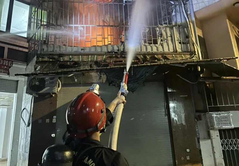 Hiểm hoạ cháy từ những căn nhà vừa ở vừa kinh doanh, bịt lối thoát Hiểm hoạ cháy từ những căn nhà vừa ở vừa kinh doanh, bịt lối thoát