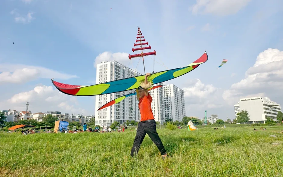 Hiểm họa từ diều sáo “khủng” Hiểm họa từ diều sáo “khủng”