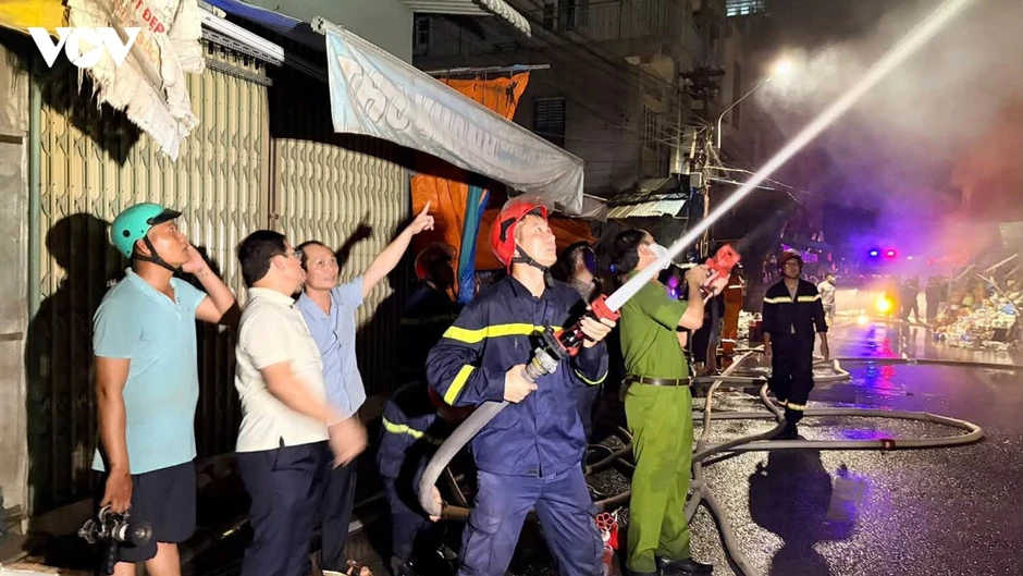 Hiện trường ngổn ngang sau vụ cháy lớn tại Khu thương mại Biên Hòa ở Đồng Nai Hiện trường ngổn ngang sau vụ cháy lớn tại Khu thương mại Biên Hòa ở Đồng Nai