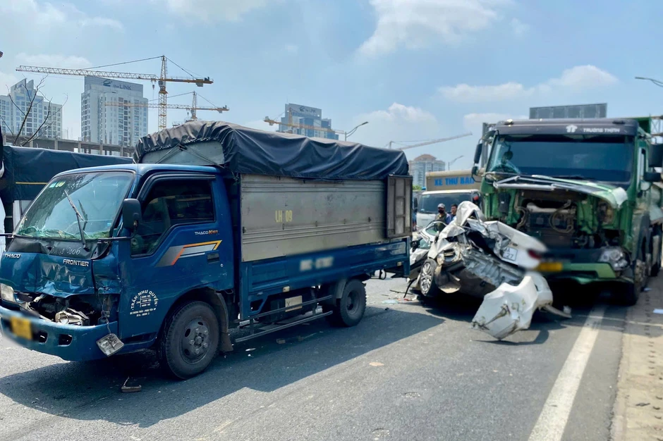 Hiện trường vụ ô tô con bị vò nát, 3 người mắc kẹt sau va chạm liên hoàn ở Hà Nội Hiện trường vụ ô tô con bị vò nát, 3 người mắc kẹt sau va chạm liên hoàn ở Hà Nội
