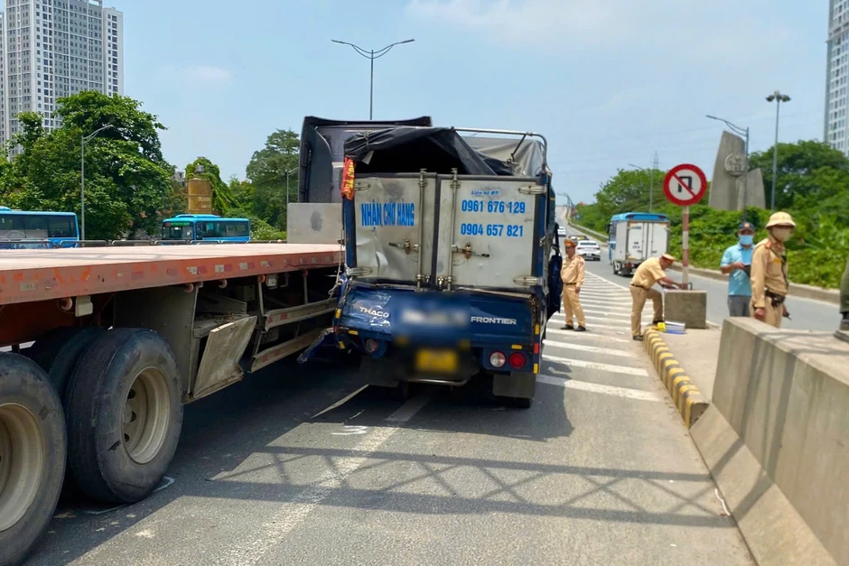 Hiện trường vụ ô tô con bị vò nát, 3 người mắc kẹt sau va chạm liên hoàn ở Hà Nội Hiện trường vụ ô tô con bị vò nát, 3 người mắc kẹt sau va chạm liên hoàn ở Hà Nội