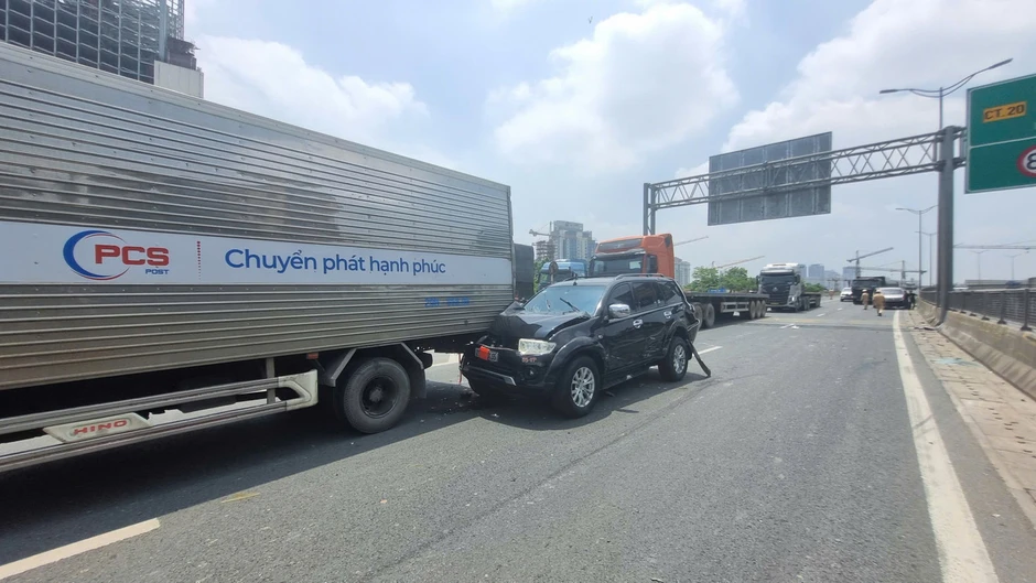 Hiện trường vụ ô tô con bị vò nát, 3 người mắc kẹt sau va chạm liên hoàn ở Hà Nội Hiện trường vụ ô tô con bị vò nát, 3 người mắc kẹt sau va chạm liên hoàn ở Hà Nội