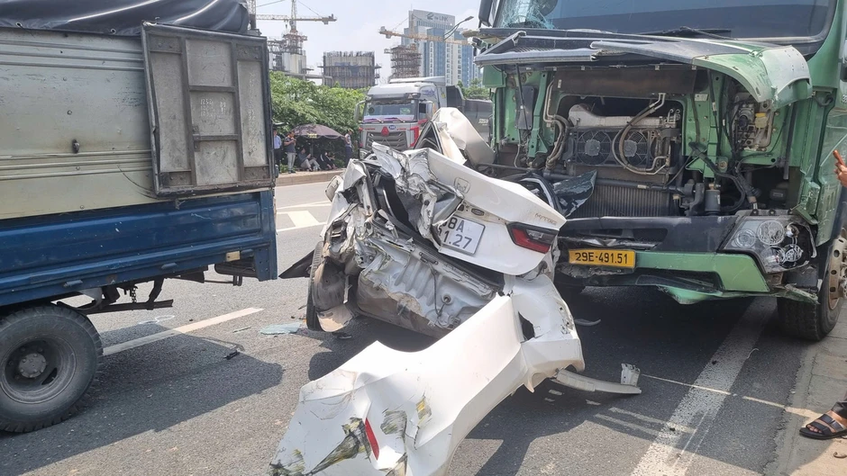 Hiện trường vụ ô tô con bị vò nát, 3 người mắc kẹt sau va chạm liên hoàn ở Hà Nội Hiện trường vụ ô tô con bị vò nát, 3 người mắc kẹt sau va chạm liên hoàn ở Hà Nội