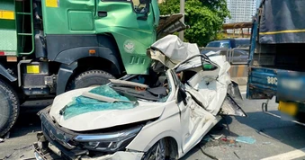 Hiện trường vụ ô tô con bị vò nát, 3 người mắc kẹt sau va chạm liên hoàn ở Hà Nội