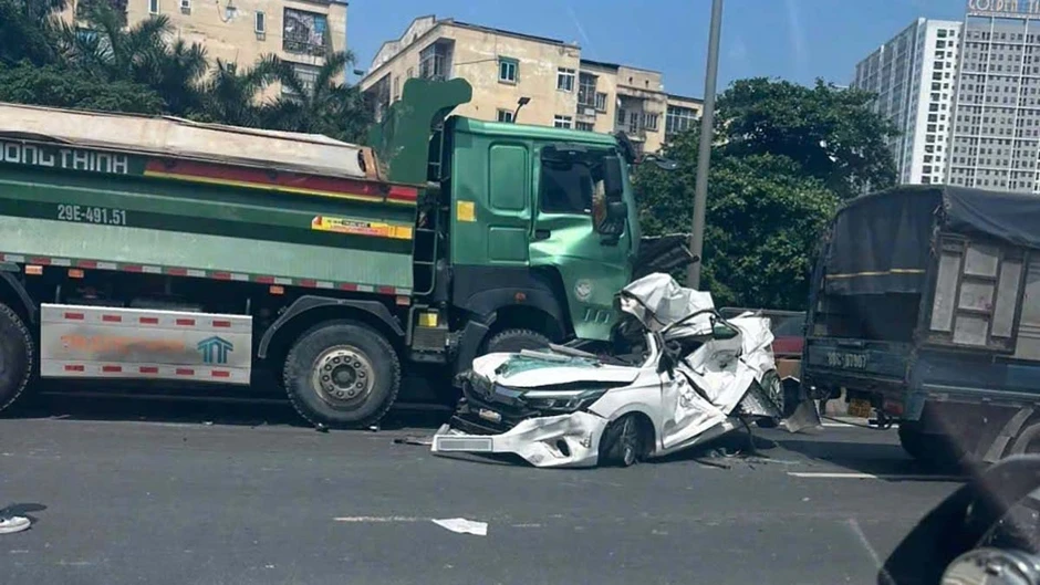 Hiện trường vụ tai nạn liên hoàn giữa nhiều ô tô trên Vành đai 3, Hà Nội