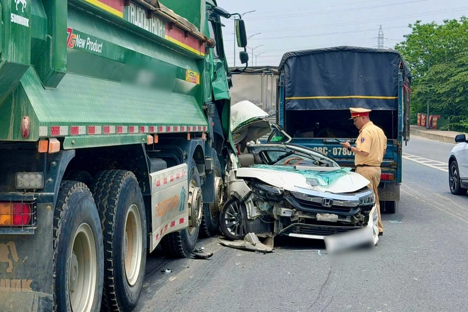 Hiện trường vụ tai nạn liên hoàn giữa nhiều ô tô trên Vành đai 3, Hà Nội