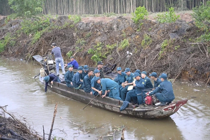 Hình ảnh gần 300 cán bộ, chiến sĩ khống chế đám cháy rừng tại Cô Tô cả ngày lẫn đêm Hình ảnh gần 300 cán bộ, chiến sĩ khống chế đám cháy rừng tại Cô Tô cả ngày lẫn đêm