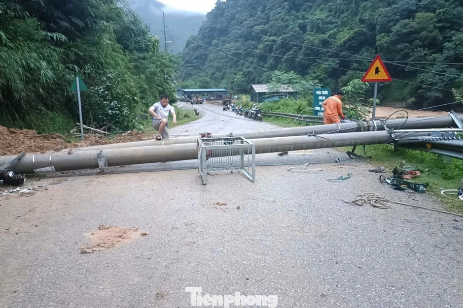Hình ảnh sạt lở, tắc nghẽn sông suối tại Mù Cang Chải, Lào Cai Hình ảnh sạt lở, tắc nghẽn sông suối tại Mù Cang Chải, Lào Cai