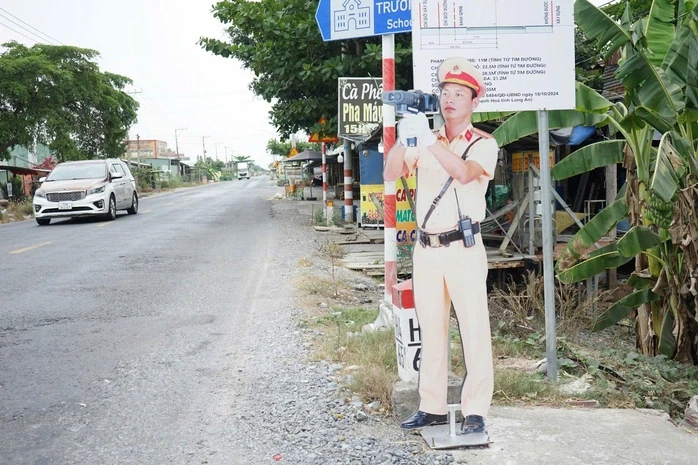 Hình nộm cảnh sát giao thông ở Tây Ninh làm tài xế giật mình và giảm tốc độ Hình nộm cảnh sát giao thông ở Tây Ninh làm tài xế giật mình và giảm tốc độ