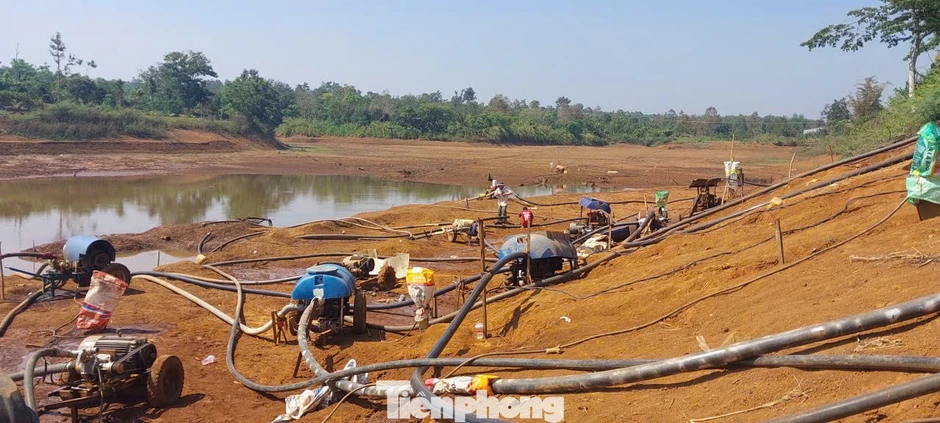 Hồ chứa cạn trơ đáy, hàng trăm ha cây trồng 'khát nước' Hồ chứa cạn trơ đáy, hàng trăm ha cây trồng 'khát nước'