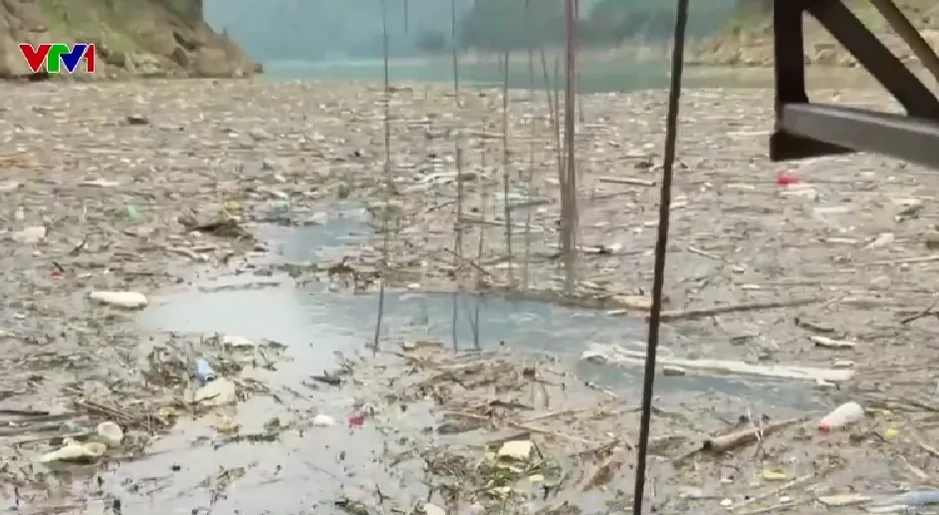 Hồ thủy điện Tuyên Quang ngập rác nhựa sau lũ Hồ thủy điện Tuyên Quang ngập rác nhựa sau lũ