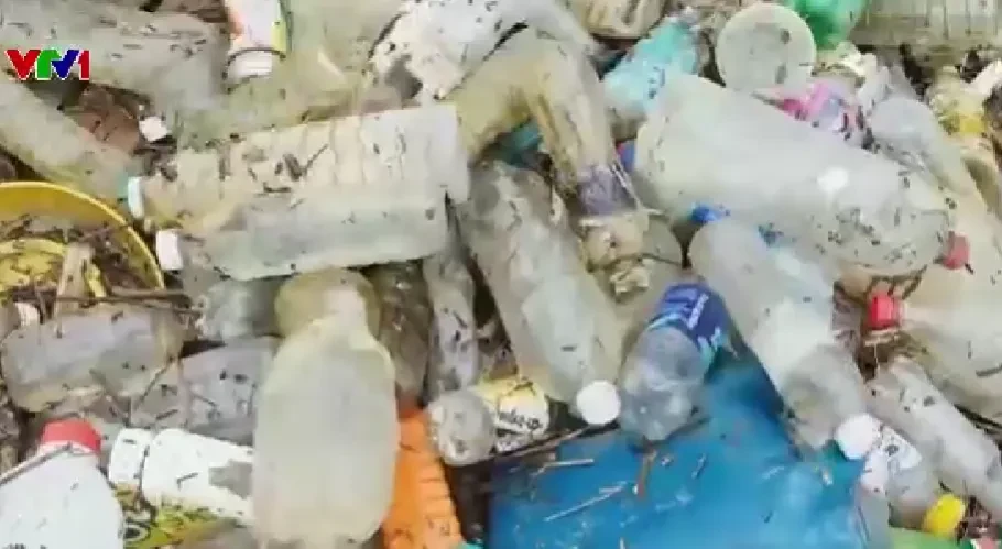 Hồ thủy điện Tuyên Quang ngập rác nhựa sau lũ Hồ thủy điện Tuyên Quang ngập rác nhựa sau lũ