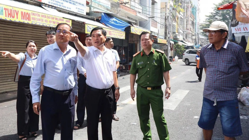Hỗ trợ ban đầu cho 10 hộ tiểu thương thiệt hại trong vụ cháy ở Đồng Nai Hỗ trợ ban đầu cho 10 hộ tiểu thương thiệt hại trong vụ cháy ở Đồng Nai
