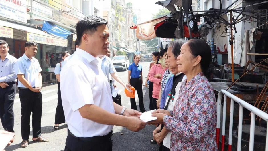 Hỗ trợ ban đầu cho 10 hộ tiểu thương thiệt hại trong vụ cháy ở Đồng Nai Hỗ trợ ban đầu cho 10 hộ tiểu thương thiệt hại trong vụ cháy ở Đồng Nai