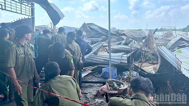 Hỗ trợ các hộ dân có nhà bị cháy vùng ven biển Cà Mau Hỗ trợ các hộ dân có nhà bị cháy vùng ven biển Cà Mau