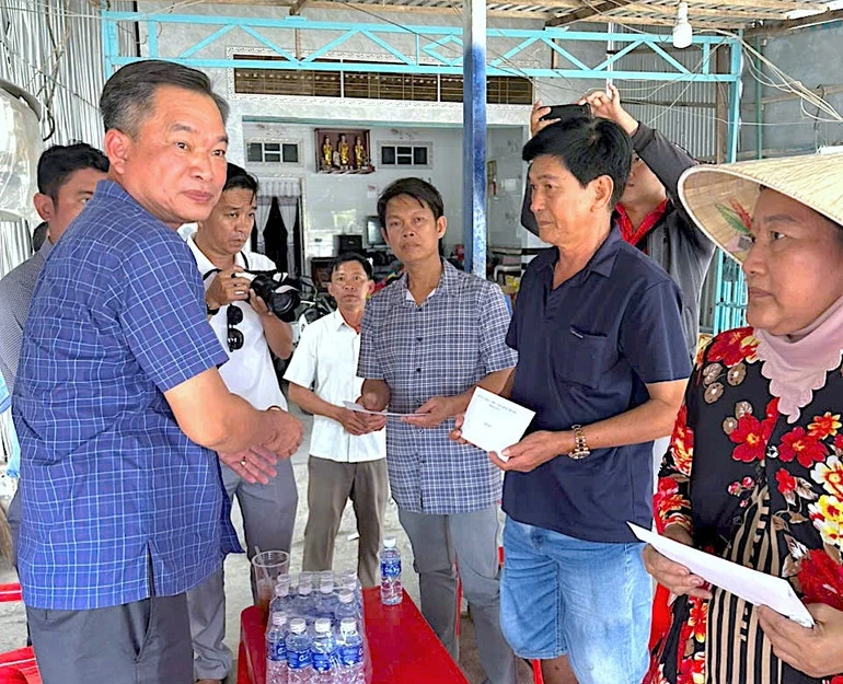 Hỗ trợ các hộ dân có nhà bị cháy vùng ven biển Cà Mau Hỗ trợ các hộ dân có nhà bị cháy vùng ven biển Cà Mau