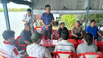 Hỗ trợ các hộ dân có nhà bị cháy vùng ven biển Cà Mau