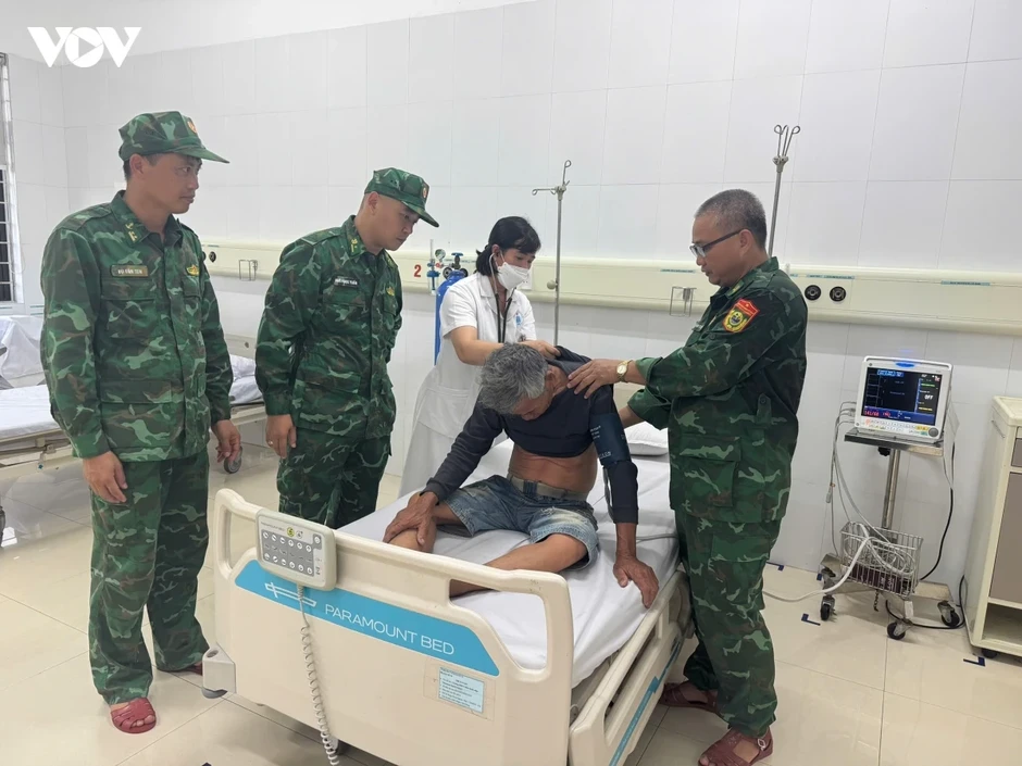 Hỗ trợ cấp cứu, điều trị cho ngư dân gặp nạn trên biển Bạch Long Vỹ