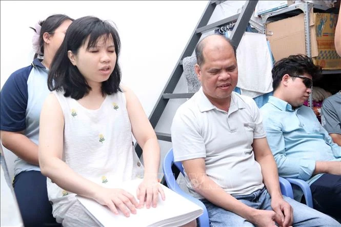 Hỗ trợ cử tri khiếm thị tiếp cận thông tin bằng chữ nổi Hỗ trợ cử tri khiếm thị tiếp cận thông tin bằng chữ nổi